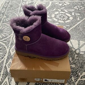 Uggs mini Bailey with button